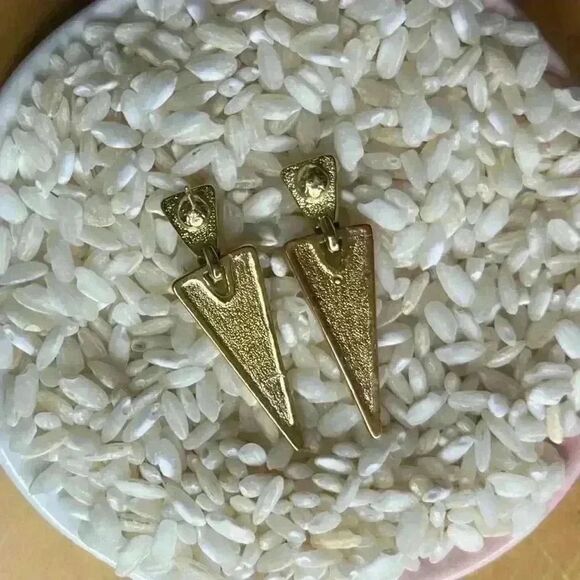 Vintage 1980’s Trifari triangle dagger earrings western feminine - Picture 3 of 5